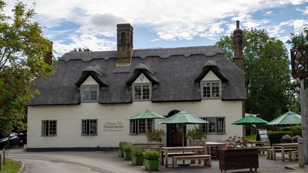 Award-winning village pub with pretty beer garden and cosy dining pods