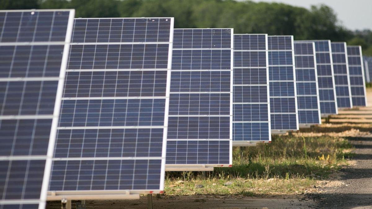 Country lane solar farm could power 13,000 homes