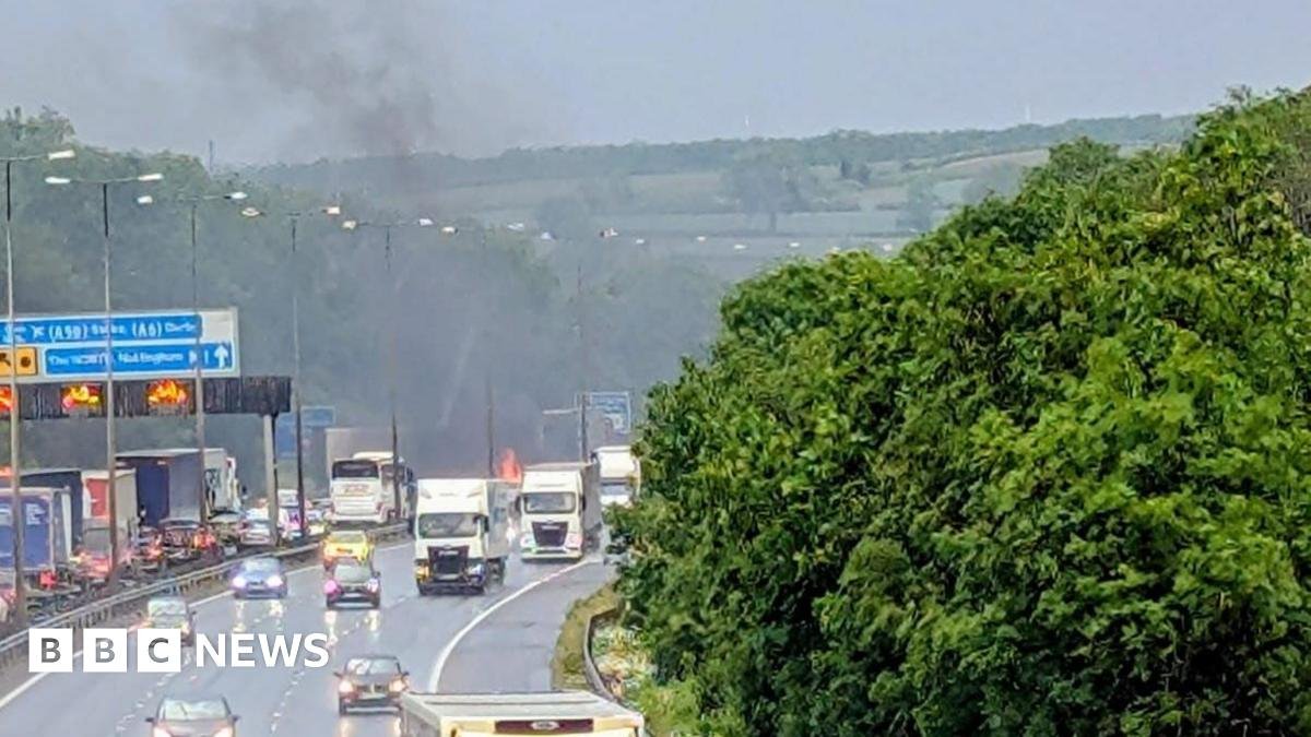 ‘Serious’ multi-vehicle crash closes M1 in Leicestershire