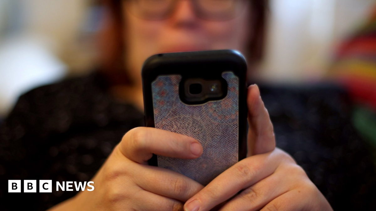 Warning after fraudster poses as police officer in Leicester